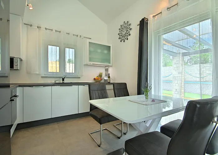 Crystallina Βίλα Ουμάγκ